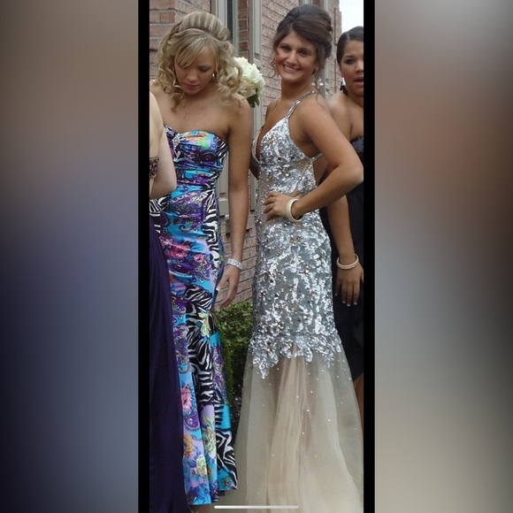 JOVANI FITTED EMBELLISHED EVENING GOWN - Picture 11 of 11